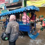 Babinsa Koramil-02/Penjaringan Laksanakan Pemantauan Banjir Rob